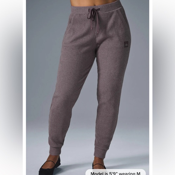 ALO Yoga Muse sweatpant in raisinette Heather - Picture 2 of 5
